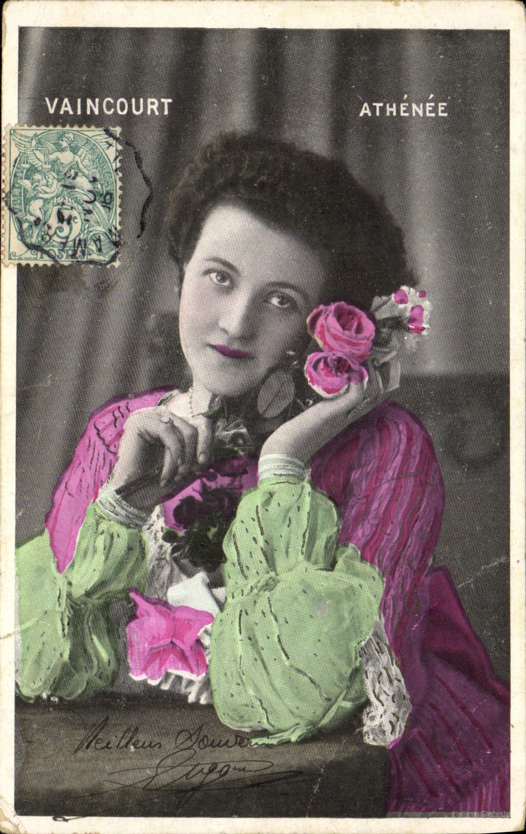 Femme en robe violette et manches vertes — roses — VAINCOURT ATHÉNÉE
