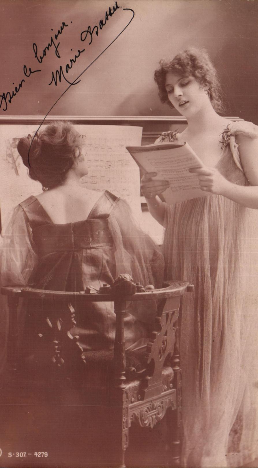 CPA Fantaisie Femme Chant Piano