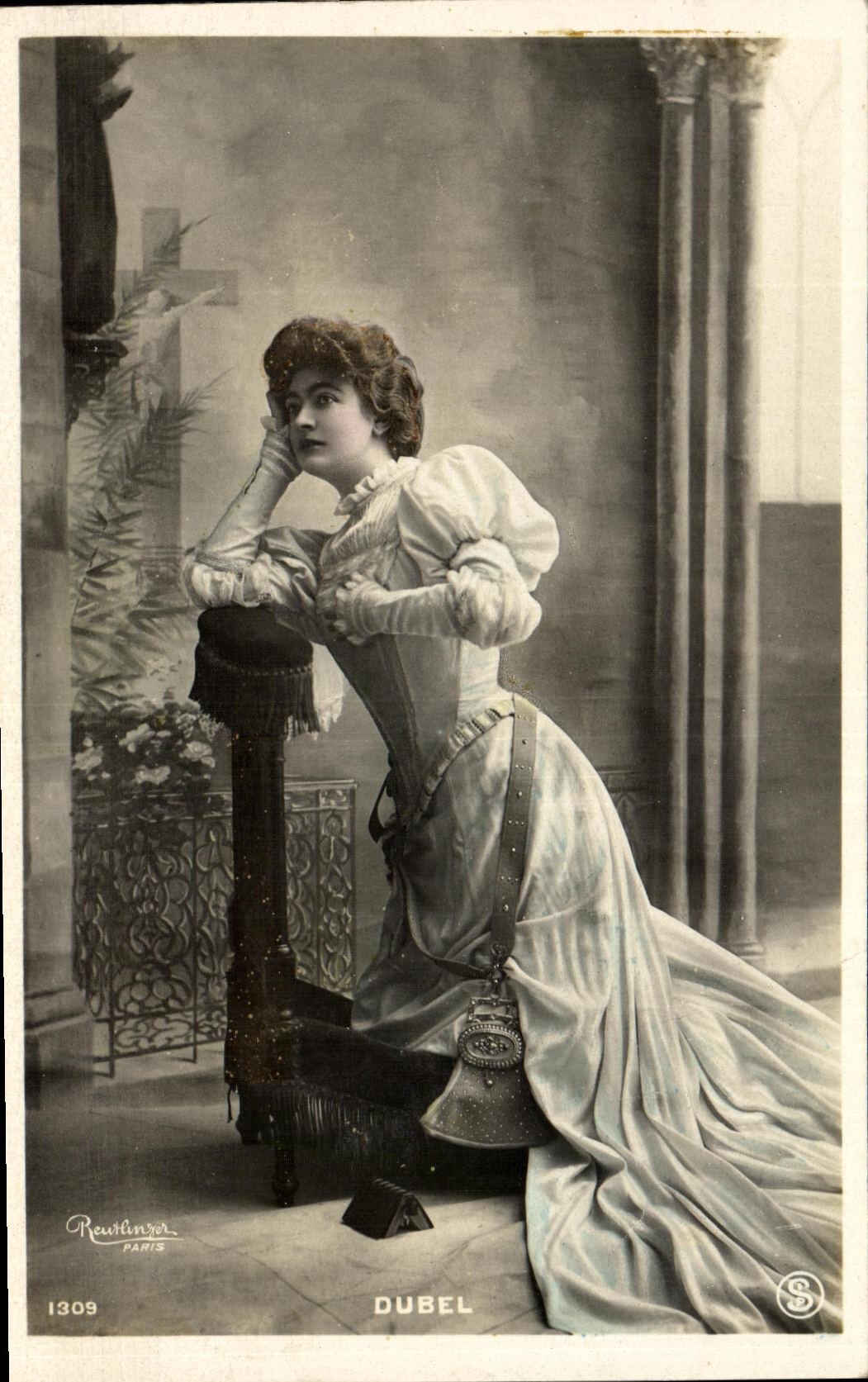Mujer en vestido de estilo victoriano — pose elegante — Rawlinsier, París, n° 1309