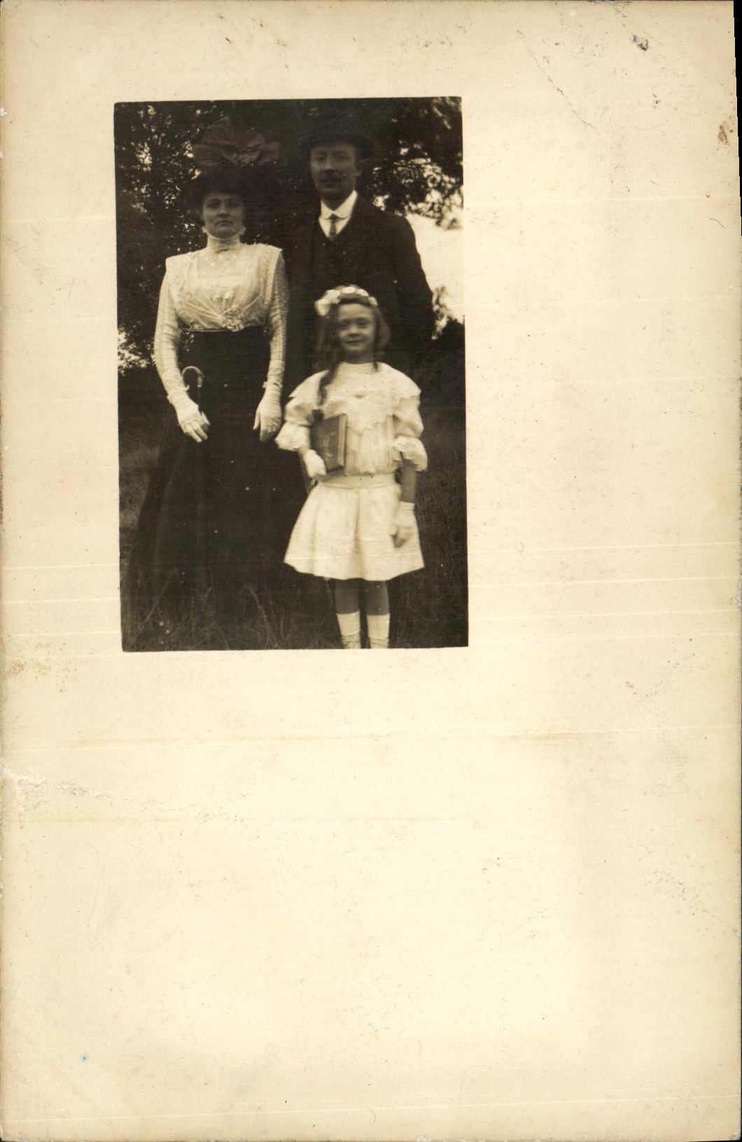 Famille — portrait en extérieur — éditeur inconnu