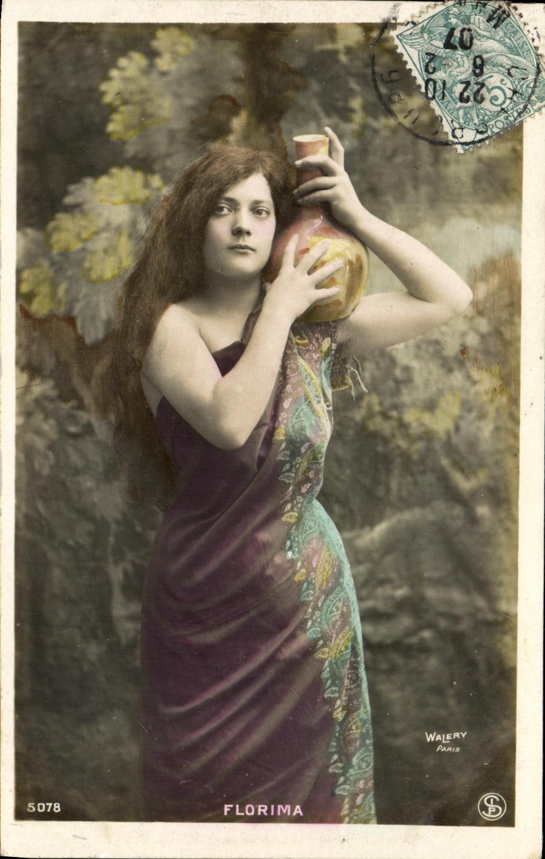 Jeune femme tenant un vase — scène de jardin — éditeur Walery, Paris, n° 5078