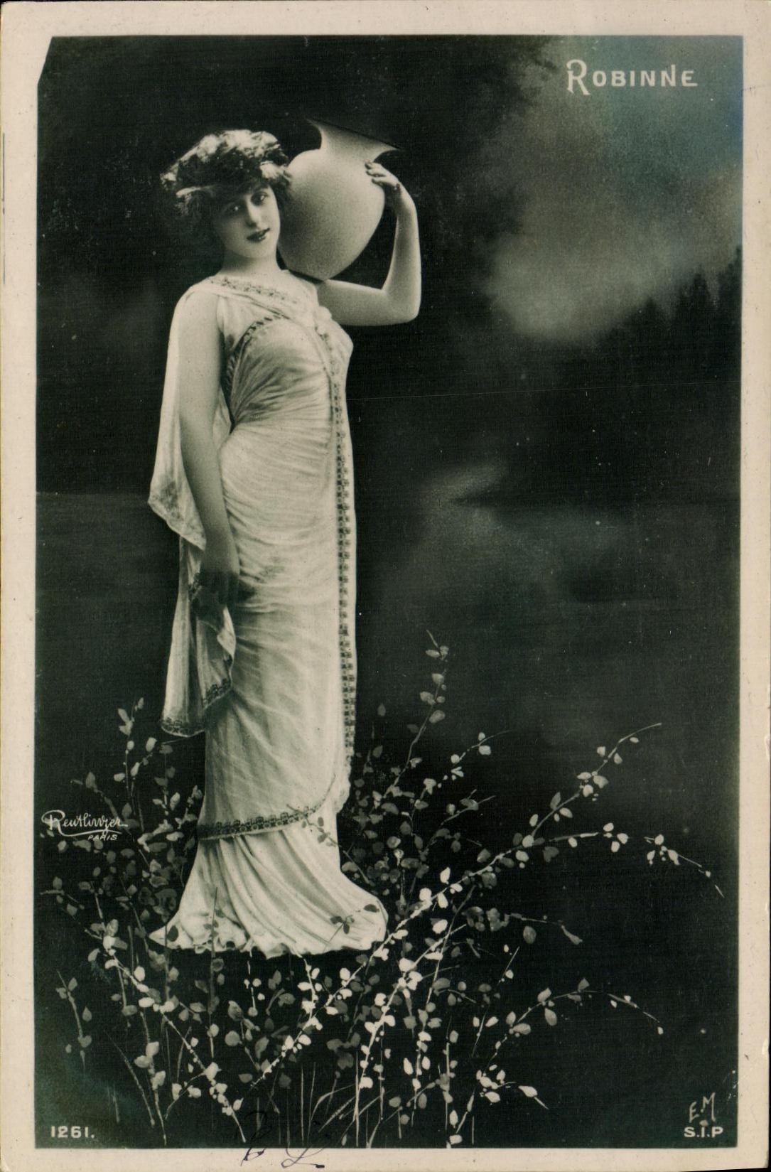 Femme en robe longue tenant un vase — Robinne S.I.P. — n° 1261
