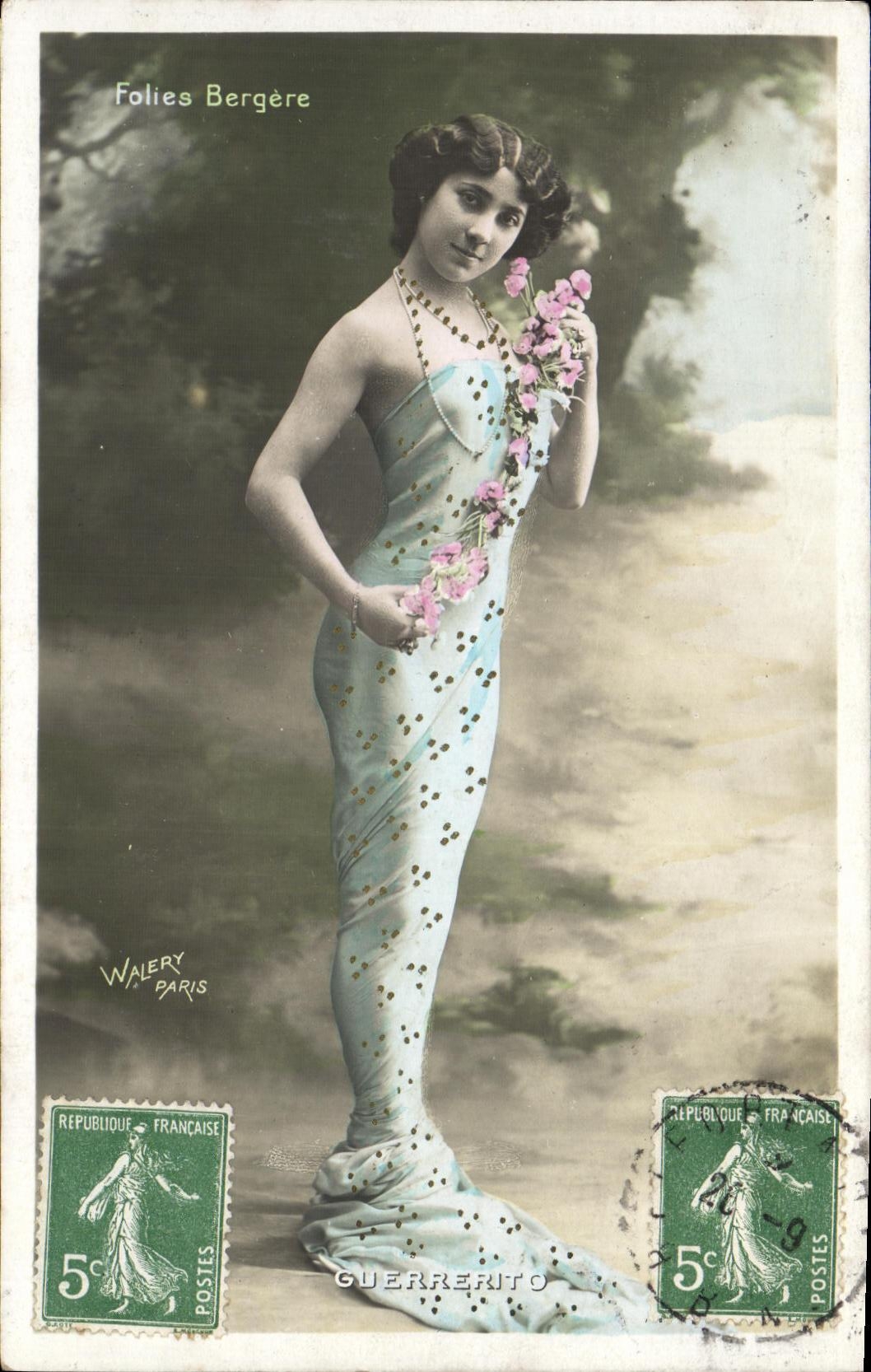 Folies Bergère — danseuse en robe bleue ornée de fleurs — Walery Paris