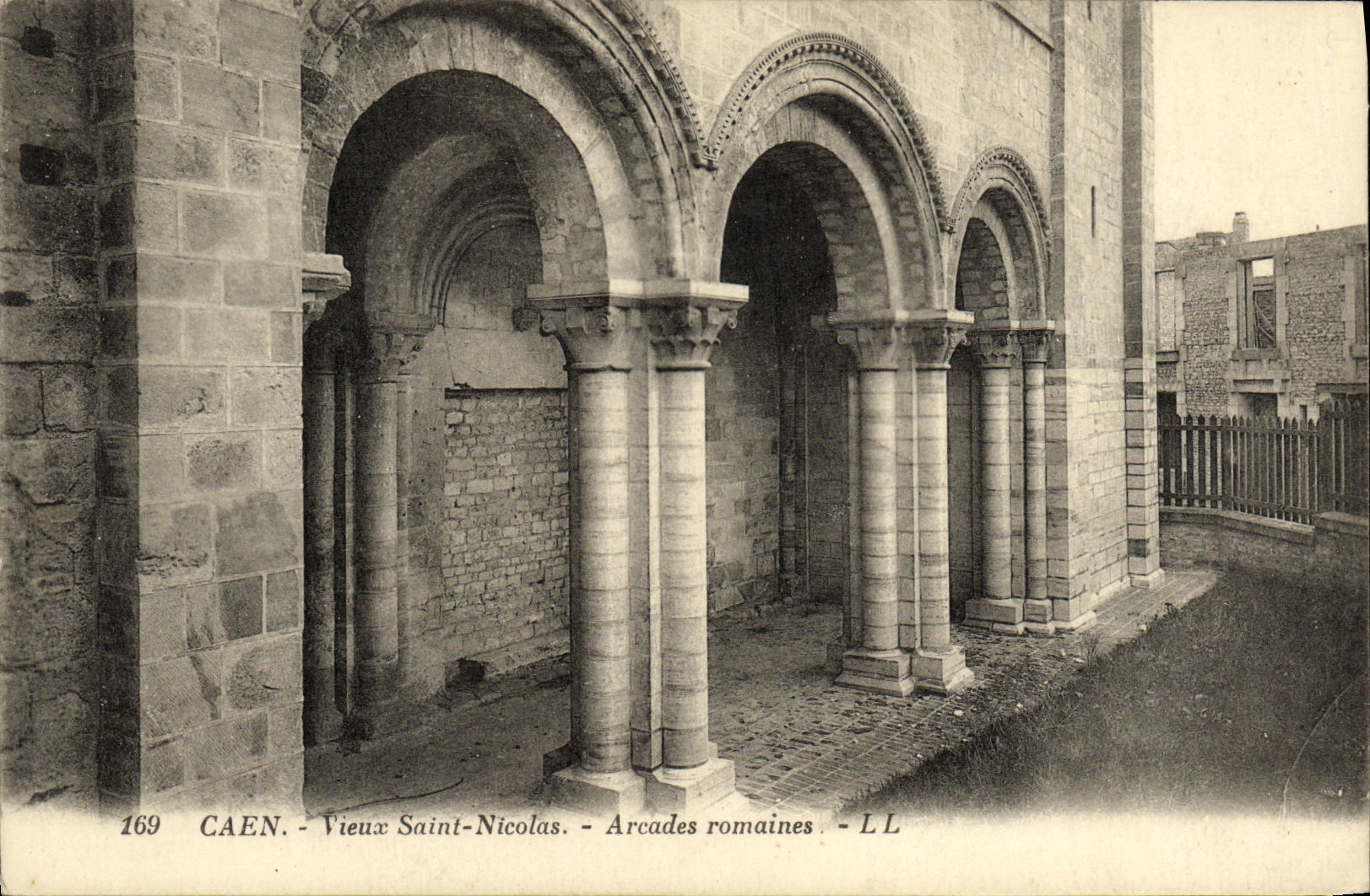 CPA Caen Vieux Saint Nicolas Arcades Romaines