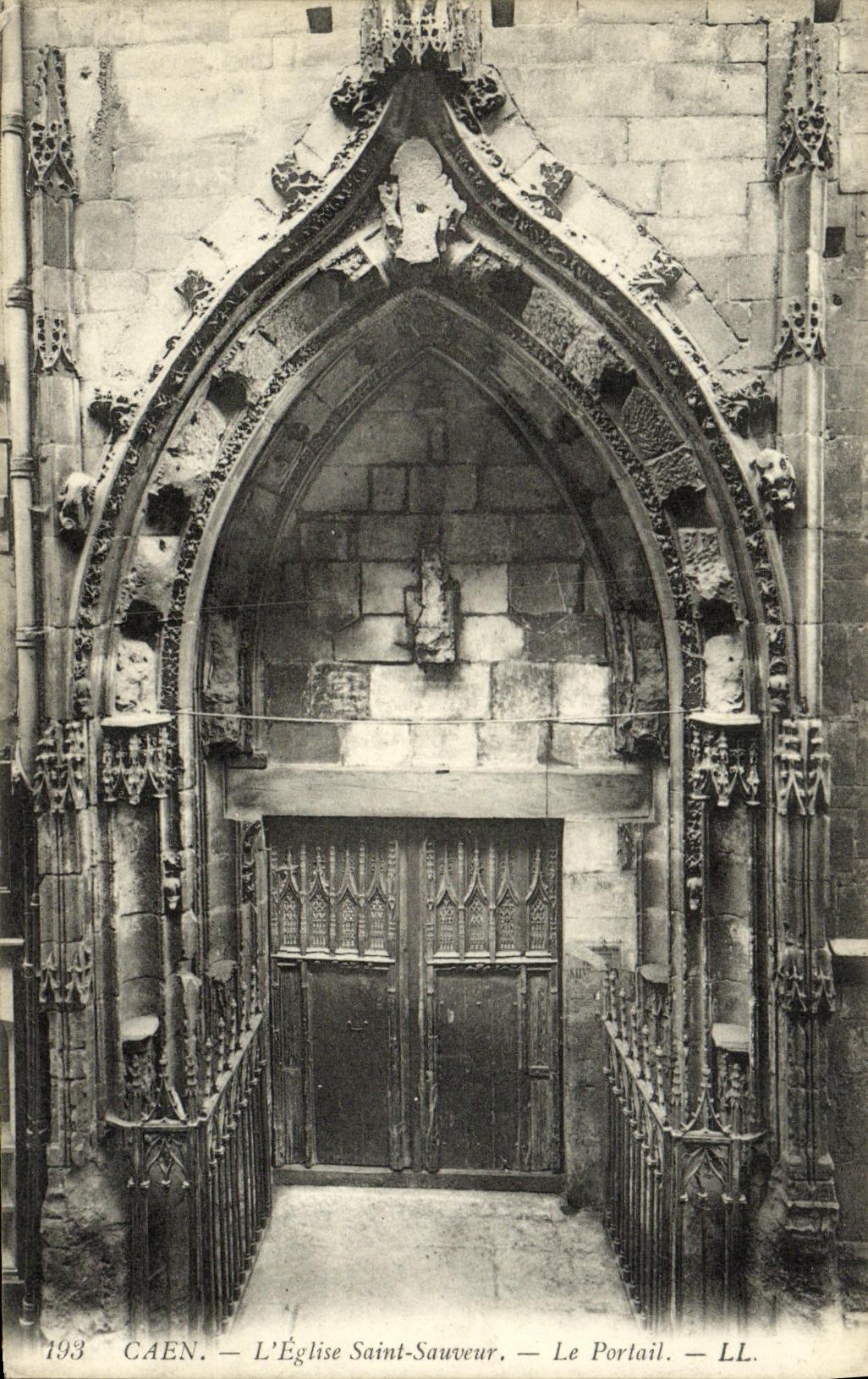 CPA Caen L Eglise St Sauveur Le portail