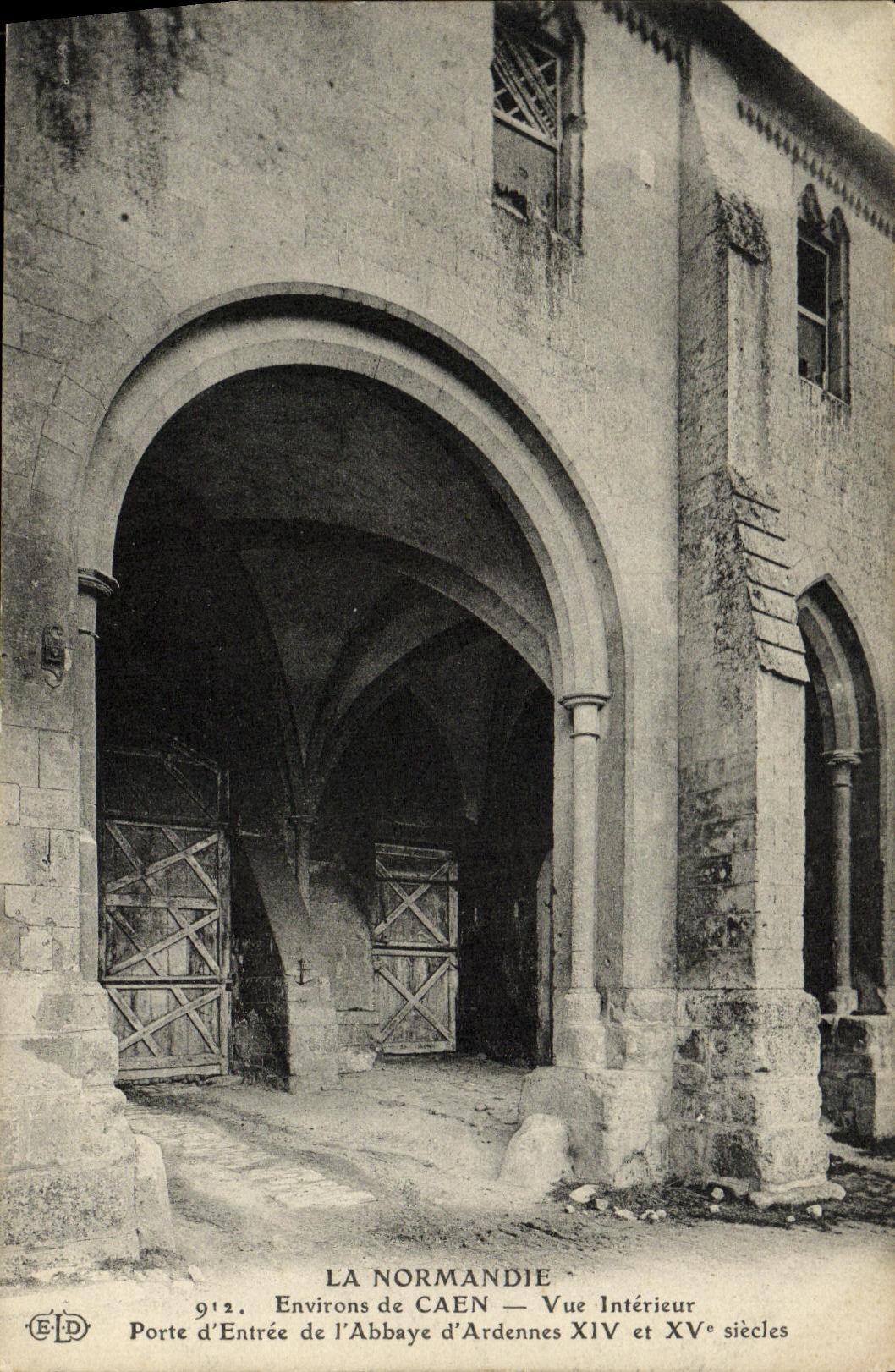 CPA Caen La Normandie Environs Vue Interieur Porte d entree de l abbaye d Ardennes