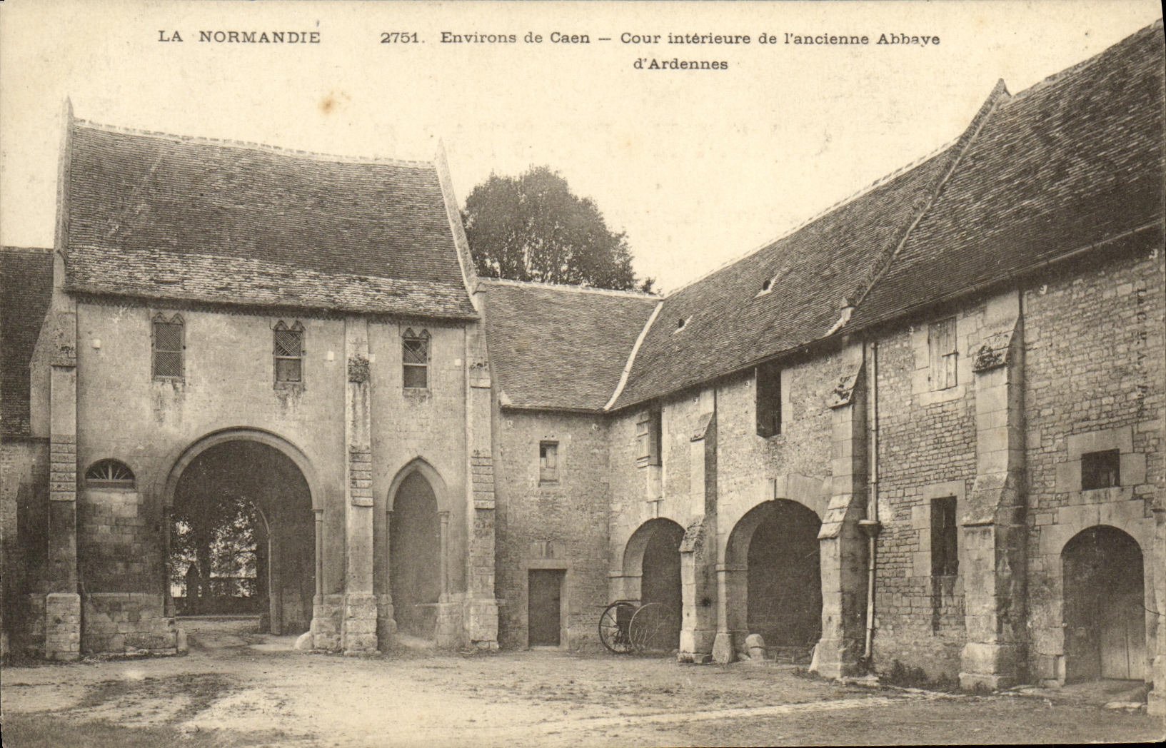 Cour intérieure de l'ancienne Abbaye d'Ardennes — Environs de Caen — LA NORMANDIE 2751