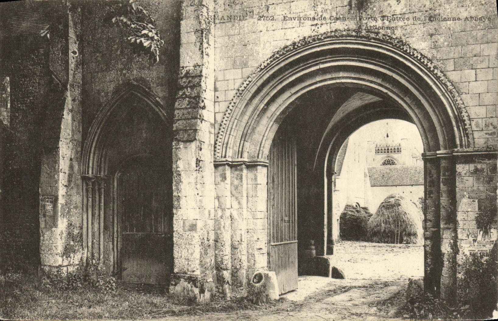 Artionnes — Porte d'entrée de l'ancienne abbaye — Environ de Caen — Éditeur : Romandie, n° 2752