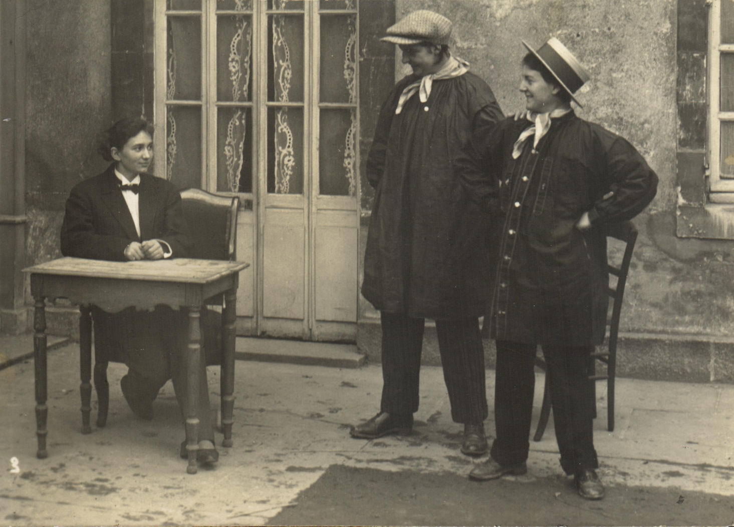 Scène de rue — trois personnages — ÉLECTRIC-CPHOTO, 87 Rue de Vancelles, Caen