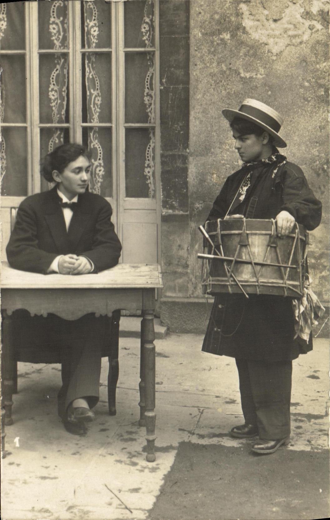 Jeune homme avec tambour — scène de rue — Électric-Photo, 87 Rue de Vaucelles, Caen