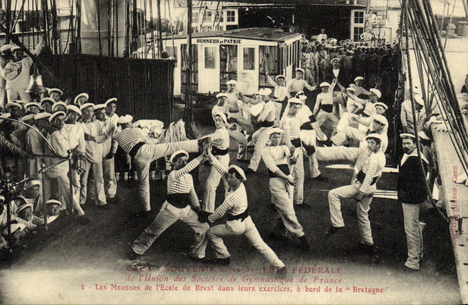 Les Meusses de l'École de Brest dans leurs exercices à bord de la "Bretagne" — CAEN — Souvenir de la 17e Fête Fédérale de l'Union des Sociétés Gymnastiques de France — éditeur A. Digos, Nantes