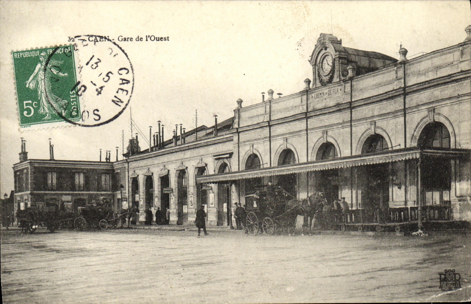 CPA Caen La Gare de L Ouest Caleche