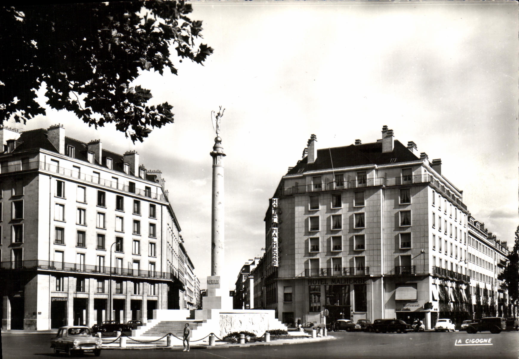 CPSM Caen Place Foch Hotel Malherbe Monument aux morts de M Bigot 