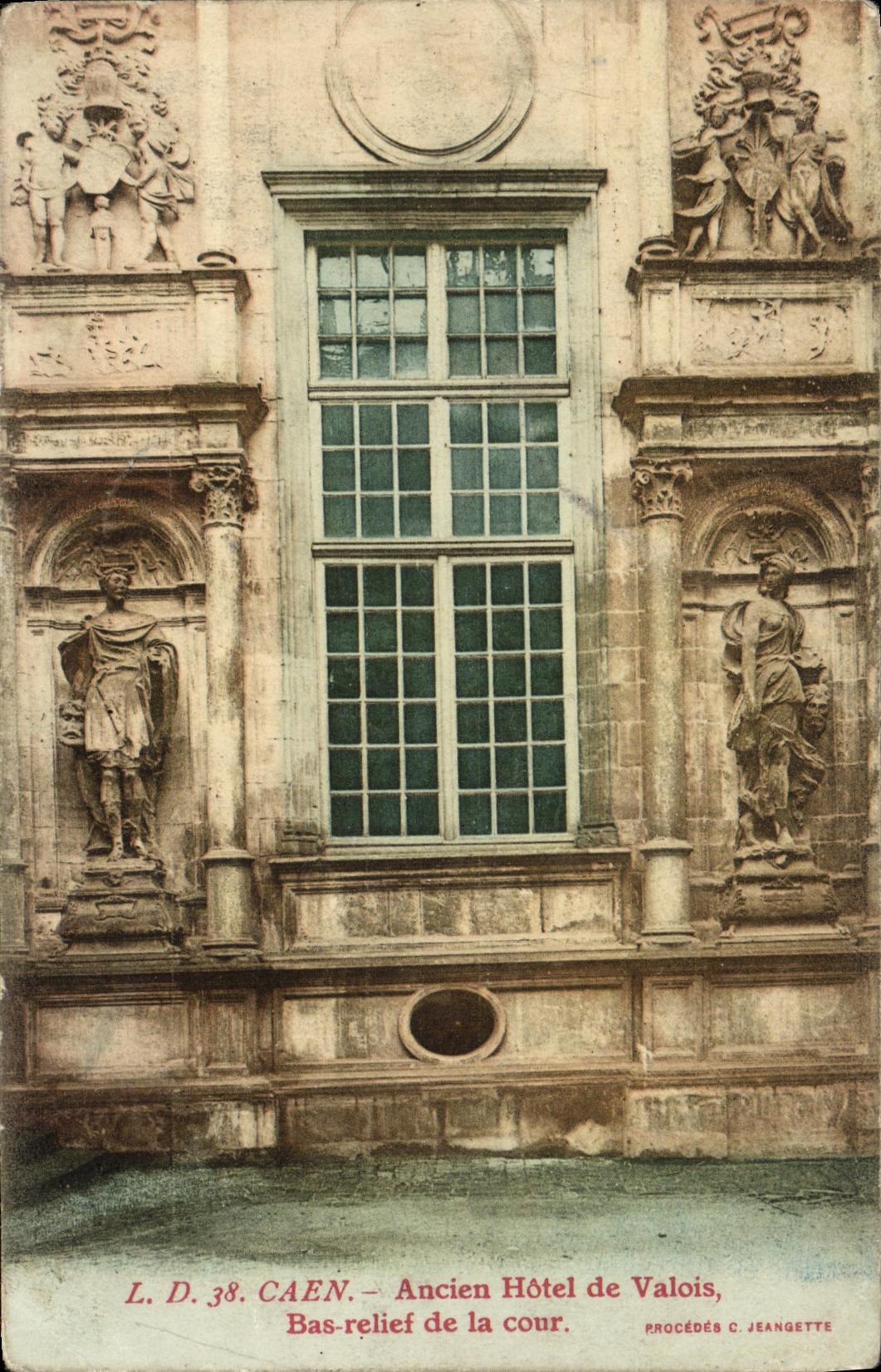 Caen — Ancien Hôtel de Valois — Bas-relief de la cour — Procédés C. Jeangette