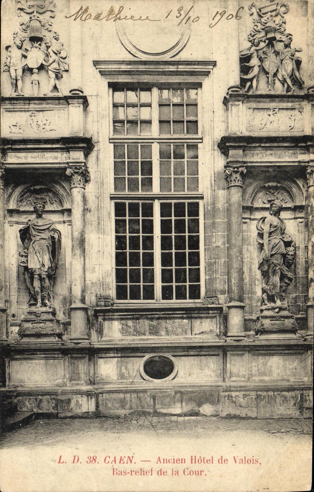 CPA Caen Ancien Hotel de Valois Bas Relief de Cour