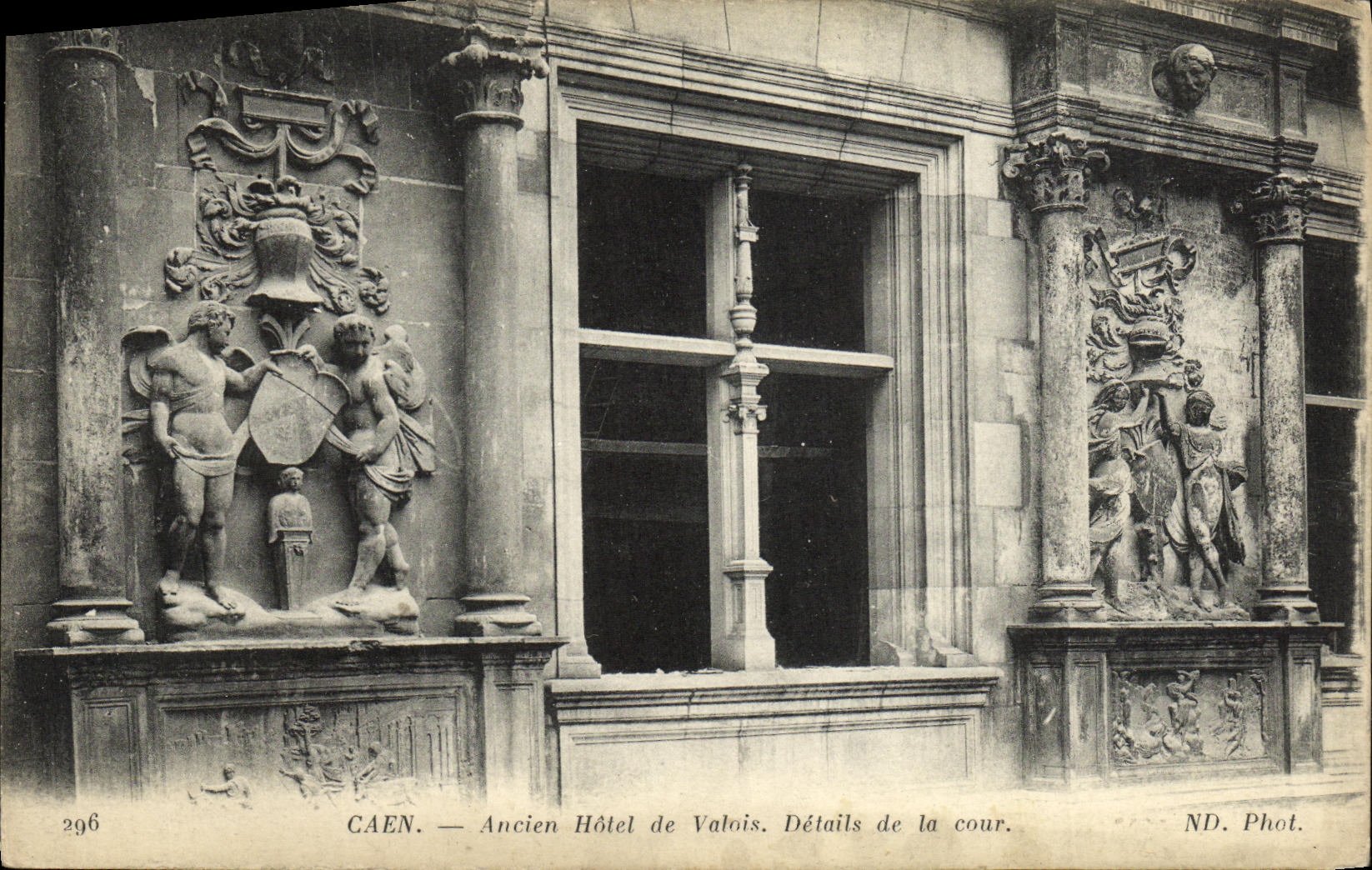 CPA Caen Ancien Hotel de Valois Details de la Cour