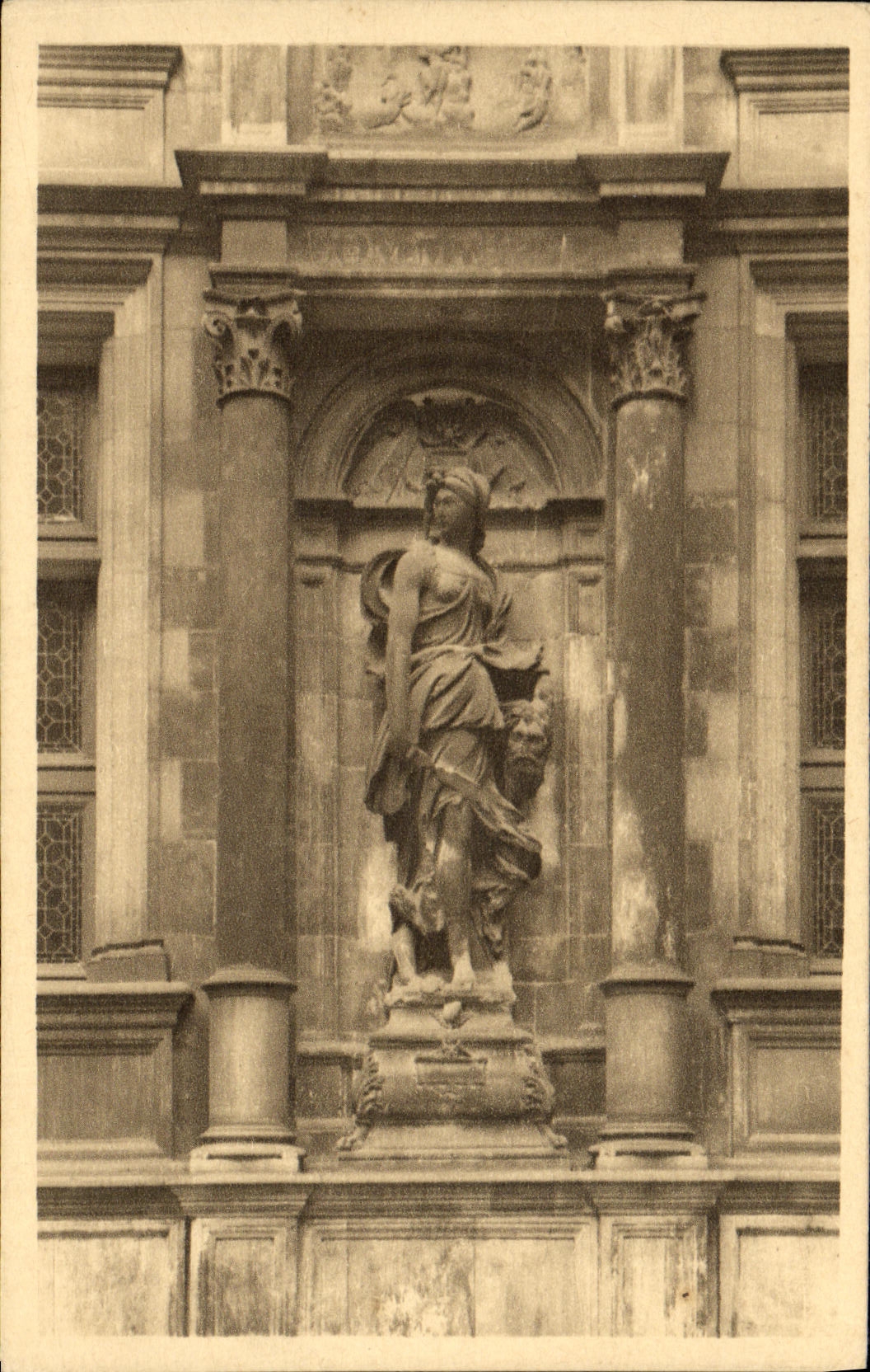 CPA Caen Ancien Hotel d Escoville Statue de Judith tenant la Tete d Holopherne