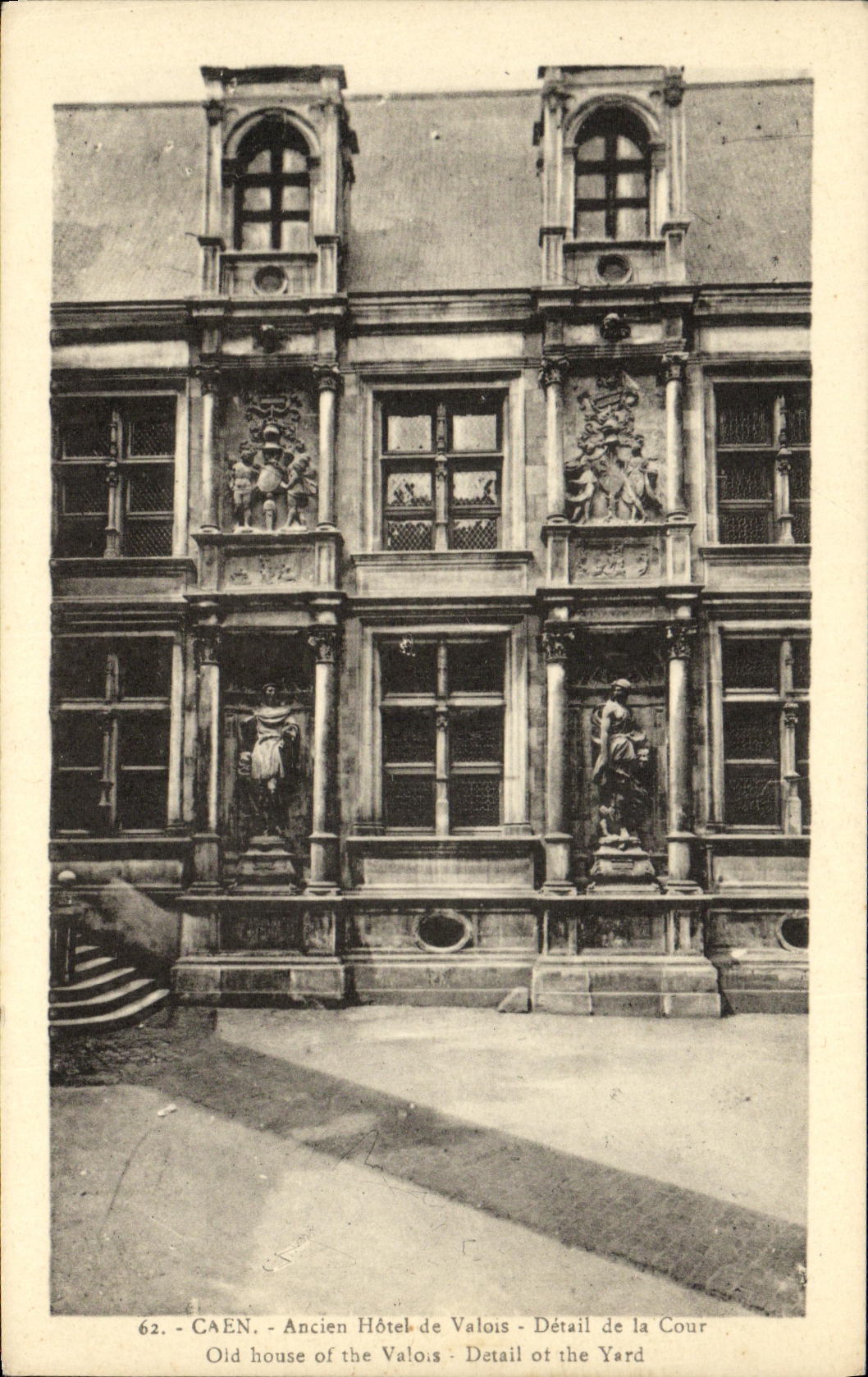 CPA Caen Ancien Hotel de Valois Detail de la cour