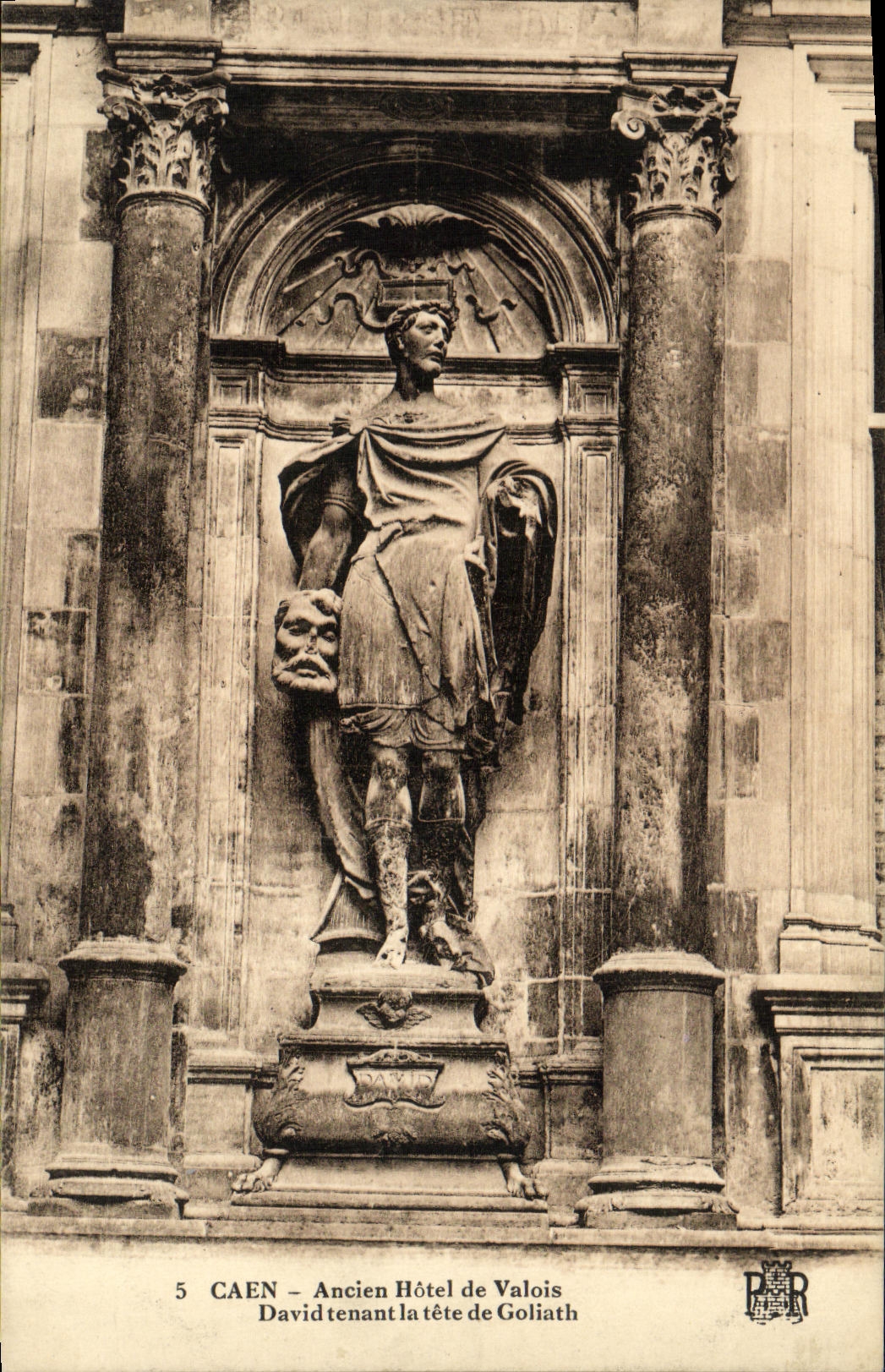 CPA Caen Ancien Hotel de Valois David tenant la tete de Goliath
