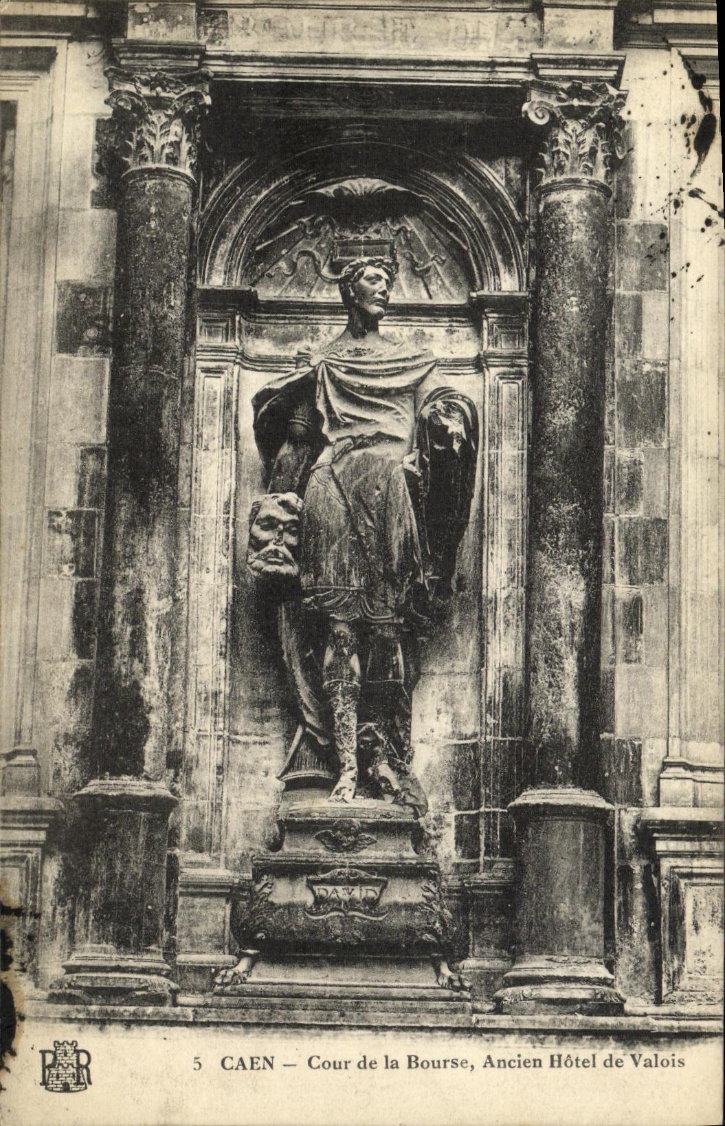 CAEN — Cour de la Bourse, Ancien Hôtel de Valois — statue de David