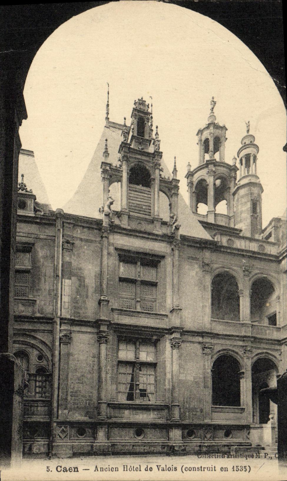 CPA Caen Cour de la Bourse Ancien Hotel de Valois