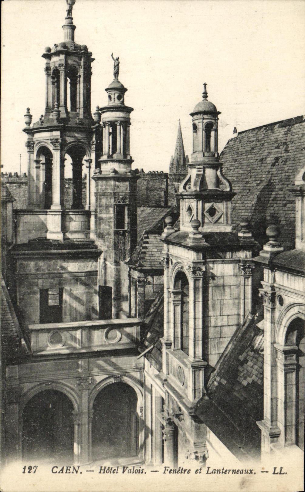 CPA Caen L Ancien Hotel de Valois Fenetre et Lanterneaux
