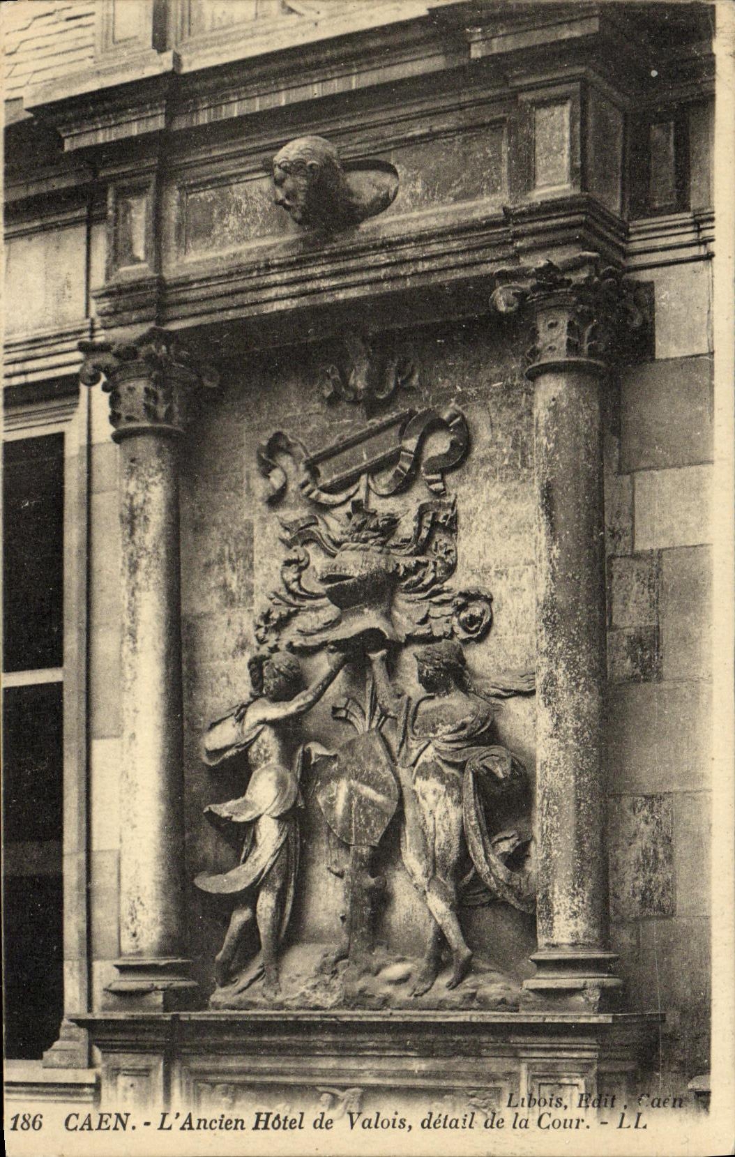 CPA Caen L Ancien Hotel de Valois detail de la Cour
