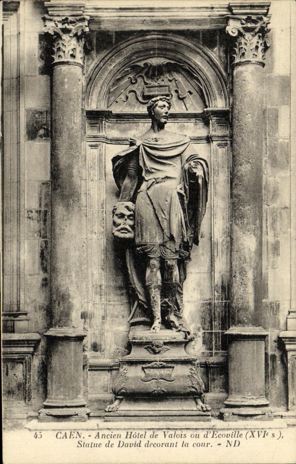 Caen — Ancien Hôtel de Valois ou d'Écoville (XVIe s.), Statue de David décorant la cour — ND