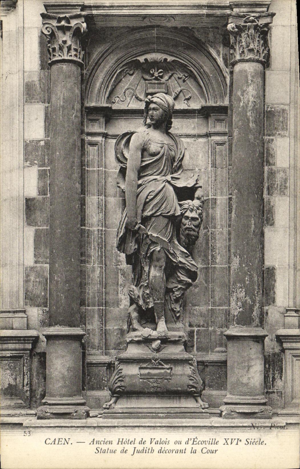 CAEN — Ancien Hôtel de Valois ou d'Écoville — Statue de Judith décorant la Cour — XVIIe Siècle. Ni. Pirol.