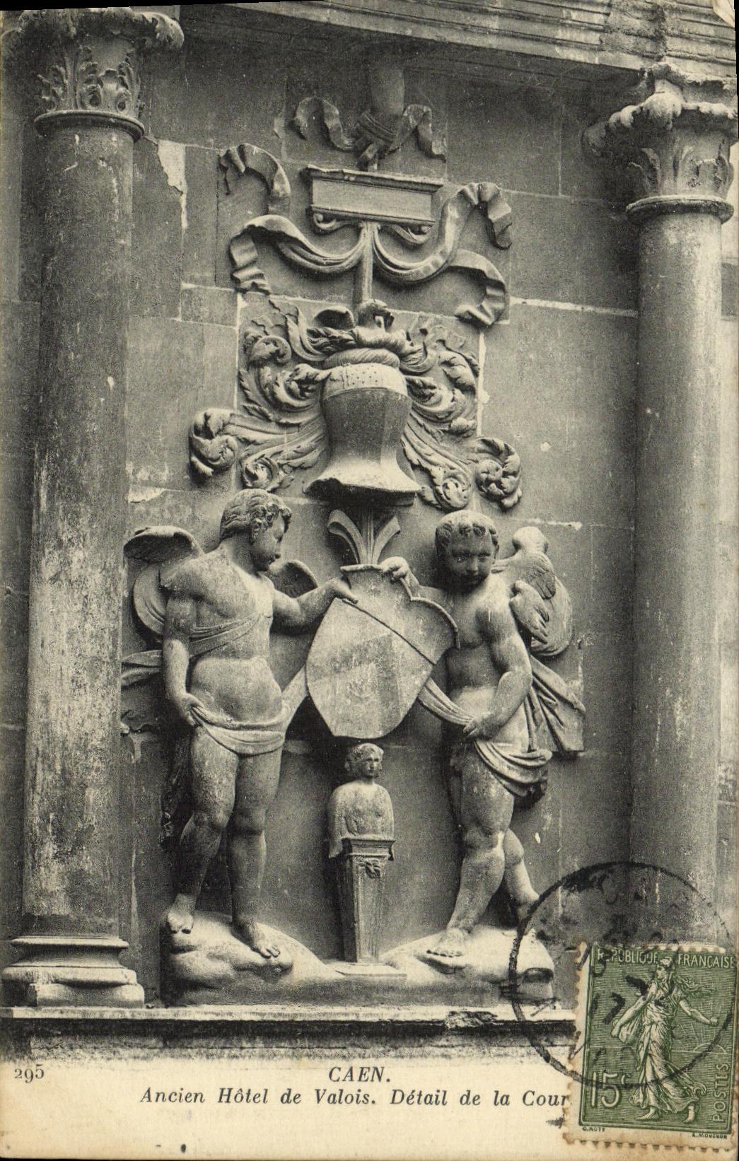 CPA Caen L Ancien Hotel de Valois Detail de la Cour
