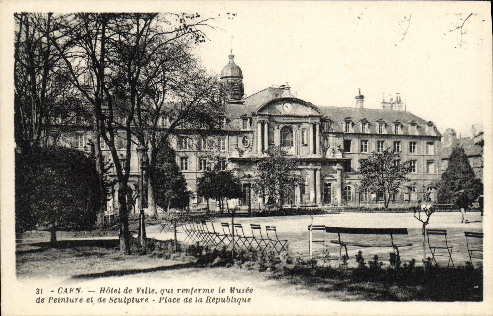 CPA Caen Hotel de Ville Qui renferme le Musee de peinture et de sculpture Place de la Republique