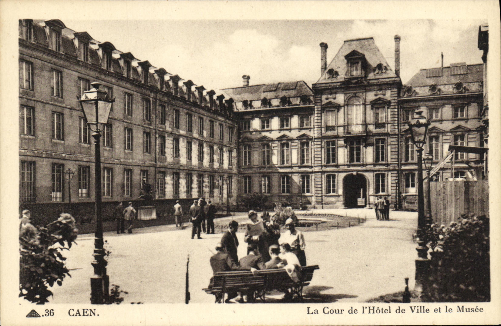 CPA Caen La Cour de L Hotel de Ville et le Musee