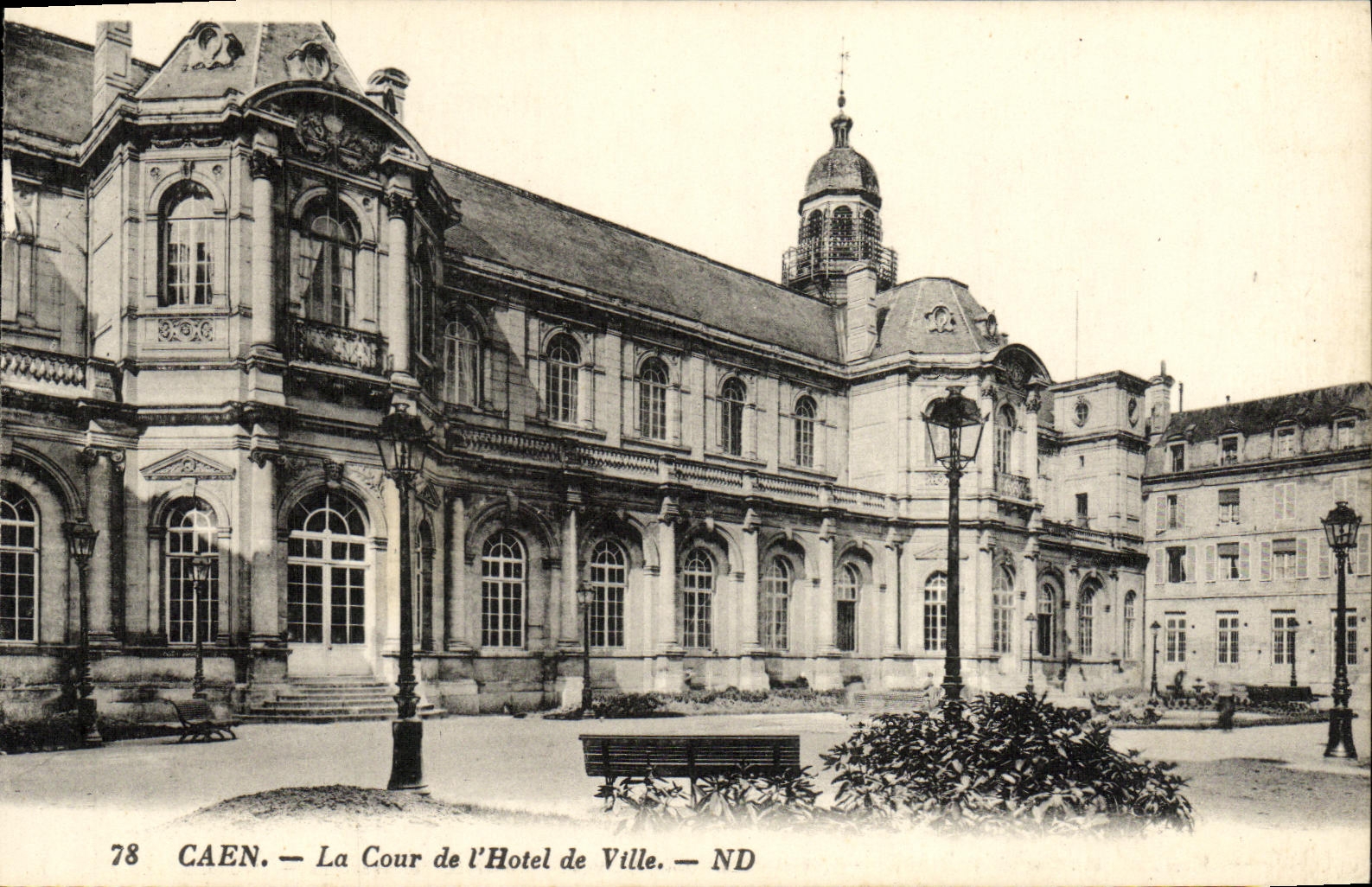 CAEN — La Cour de l'Hôtel de Ville — ND