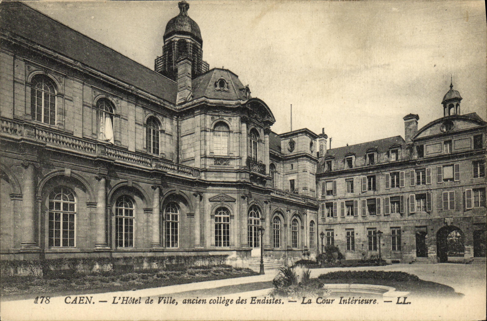 Caen — L'Hôtel de Ville, ancien collège des Endisties — La Cour Intérieure — LL. n° 178