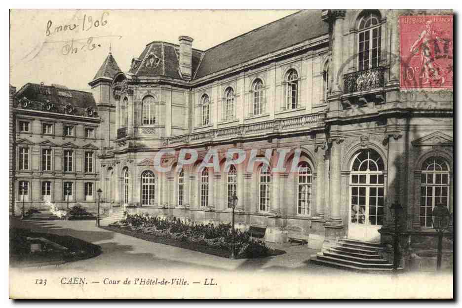 CPA Caen Cour de l ancien Hotel de Ville 