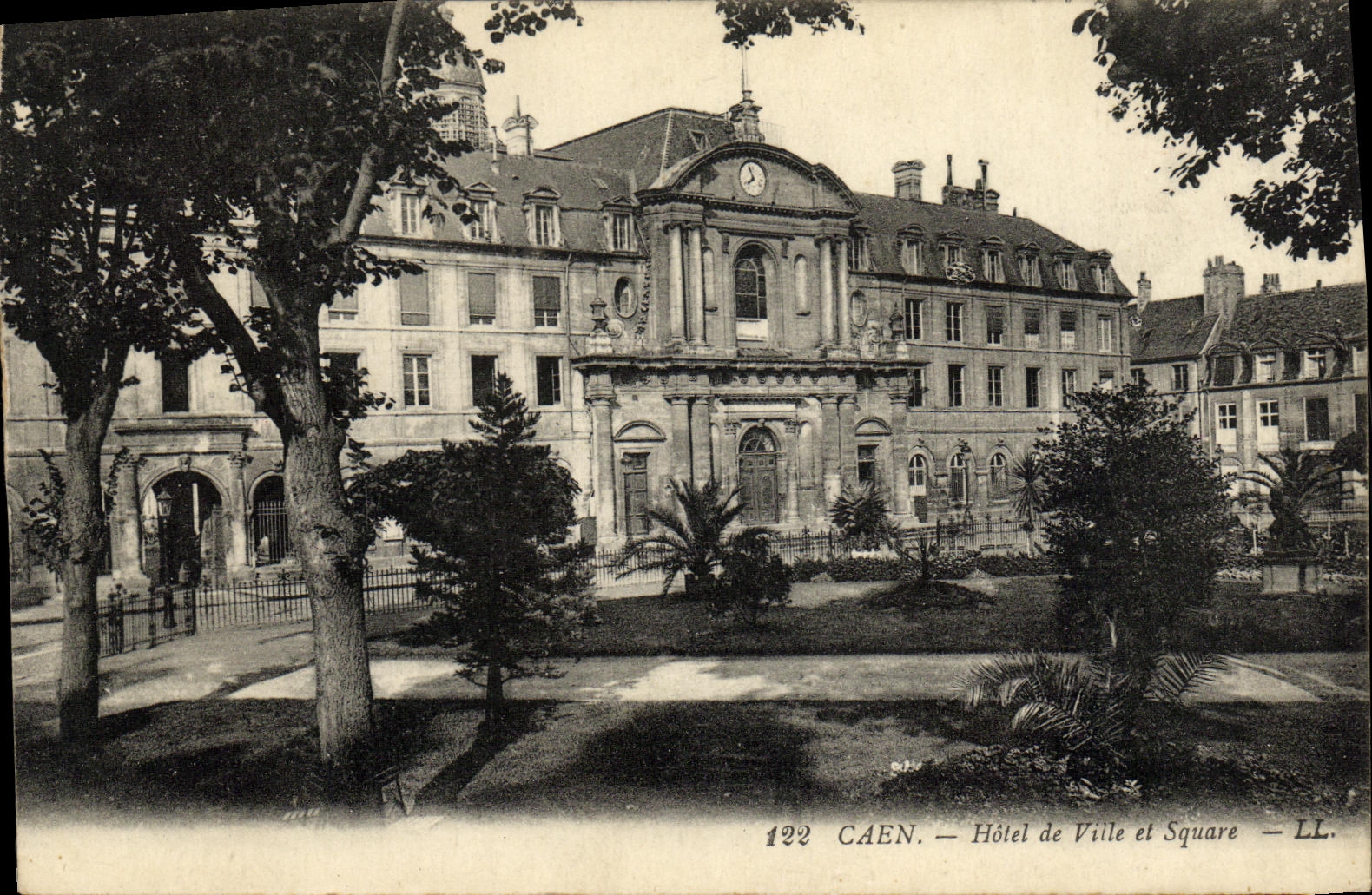 Caen — Hôtel de Ville et Square — LL.