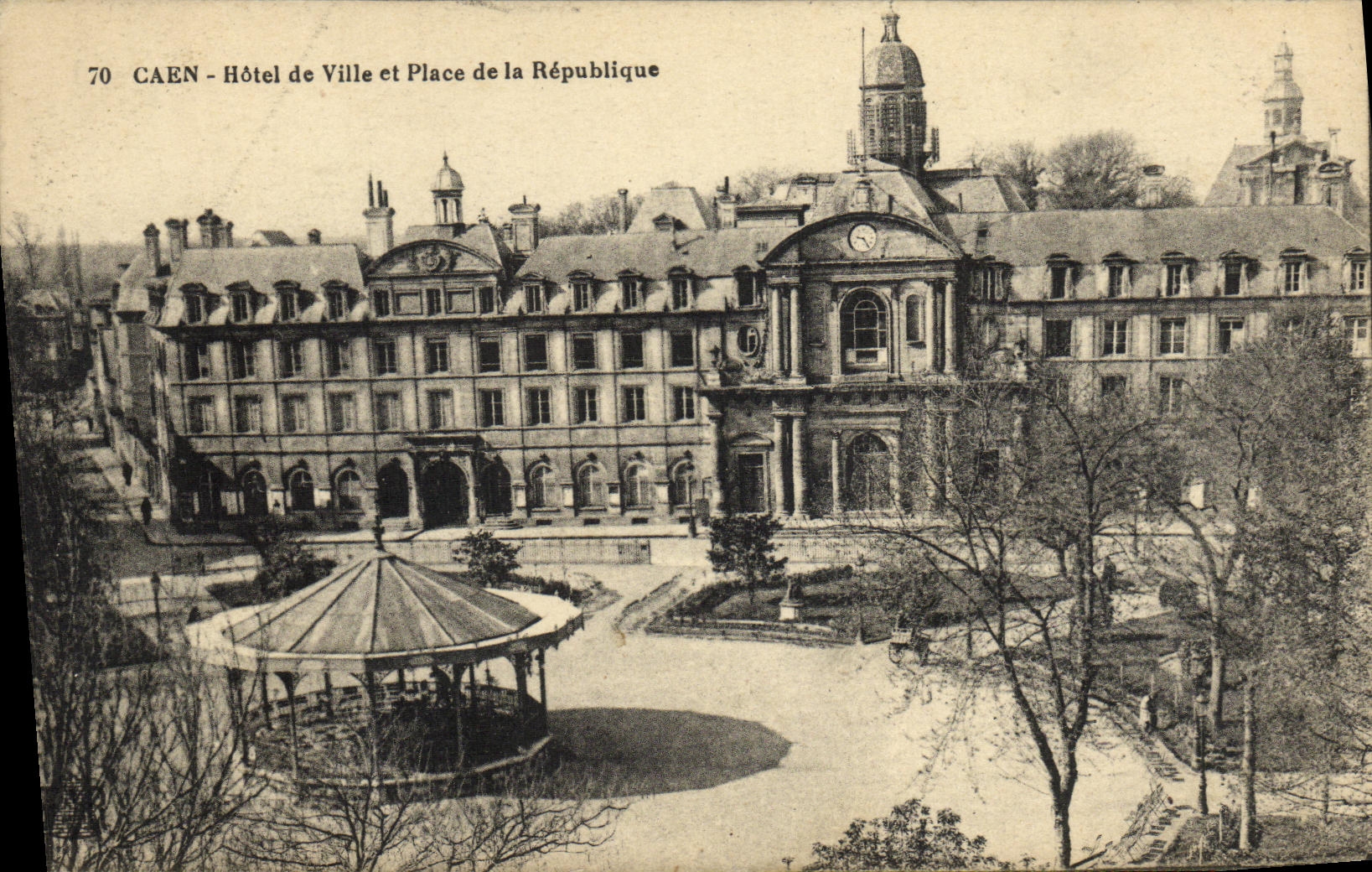 CAEN — Hôtel de Ville et Place de la République — éditeur impr. Paul, des Expériements, Caen