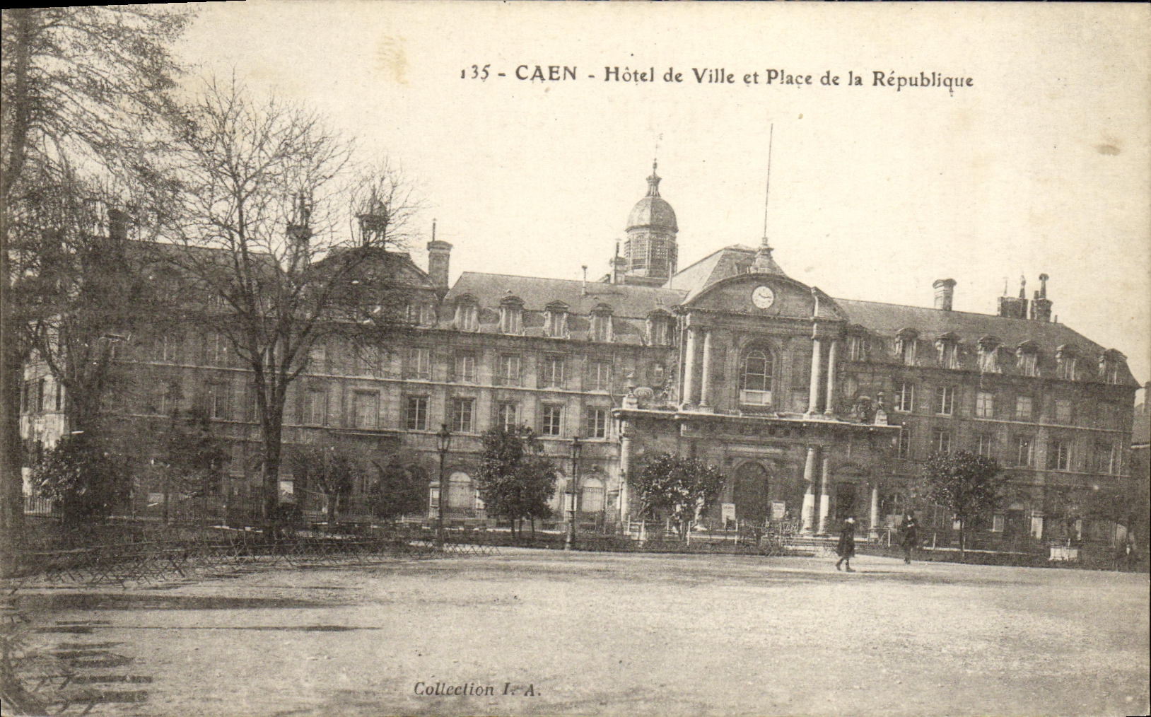 CPA Caen Hotel de Ville et Place de la Republique