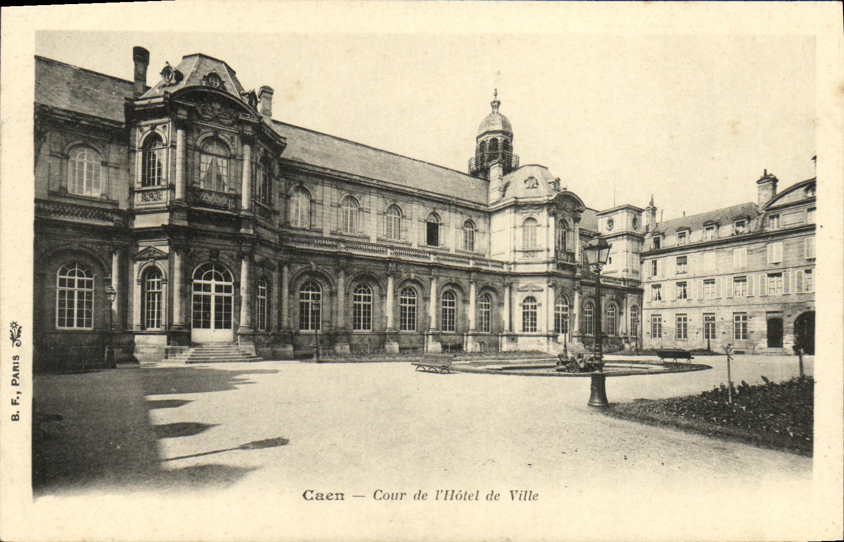 Caen — Cour de l'Hôtel de Ville — B.F. Paris