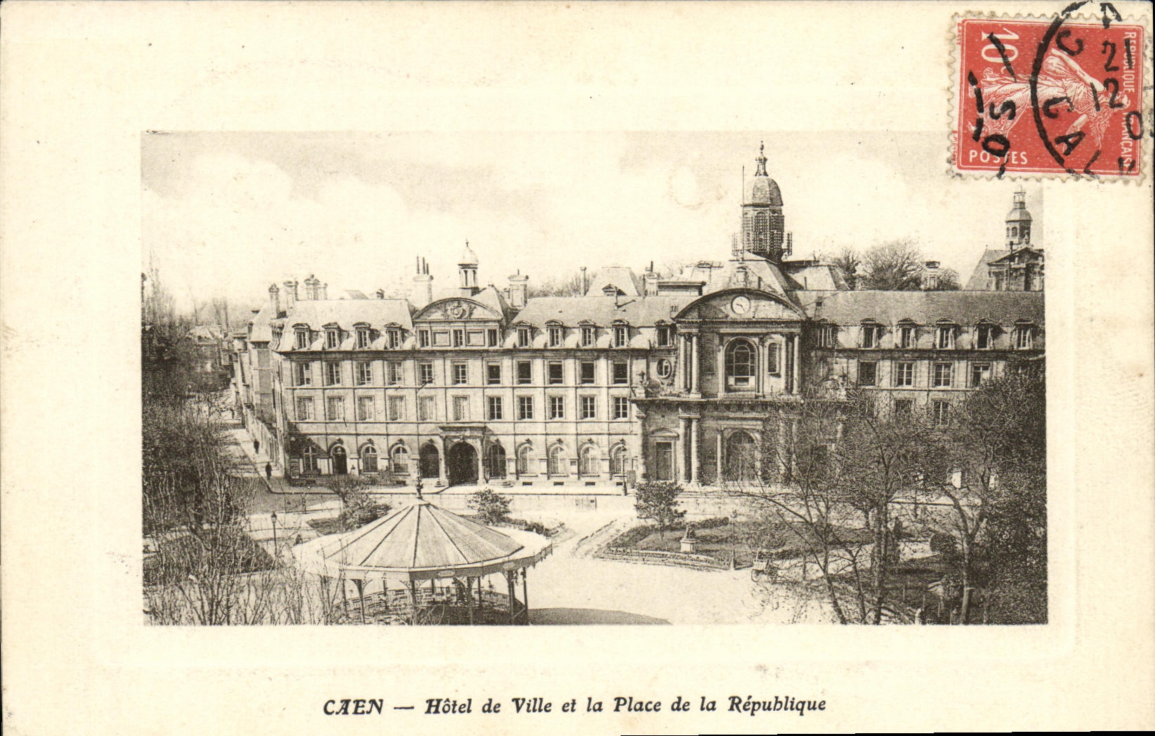 CAEN — Hôtel de Ville et la Place de la République — Éditeur non identifié
