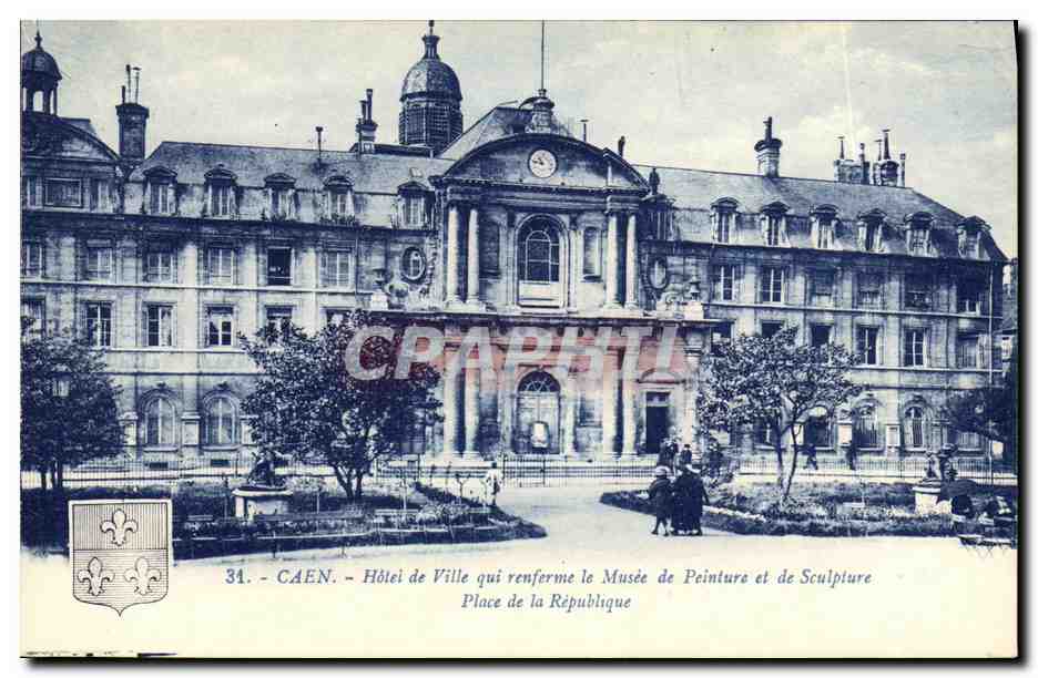 CPA Caen L Hotel de Ville qui renferme le Musee de Peinture et de Sculpture Place de la Republique