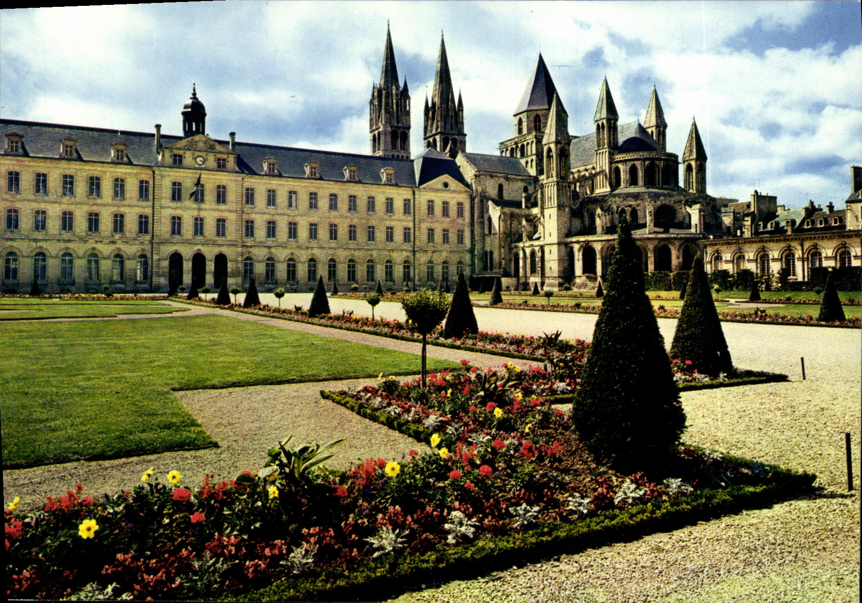 CPM Caen En Normandie L Hotel de Ville et L Abbaye oux Hommes