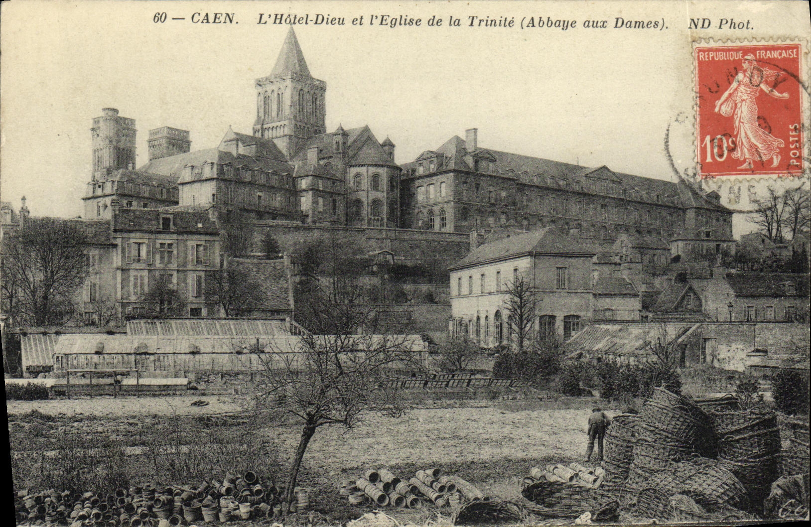 Caen — L'Hôtel-Dieu et l'Église de la Trinité (Abbaye aux Dames) — ND Phot.