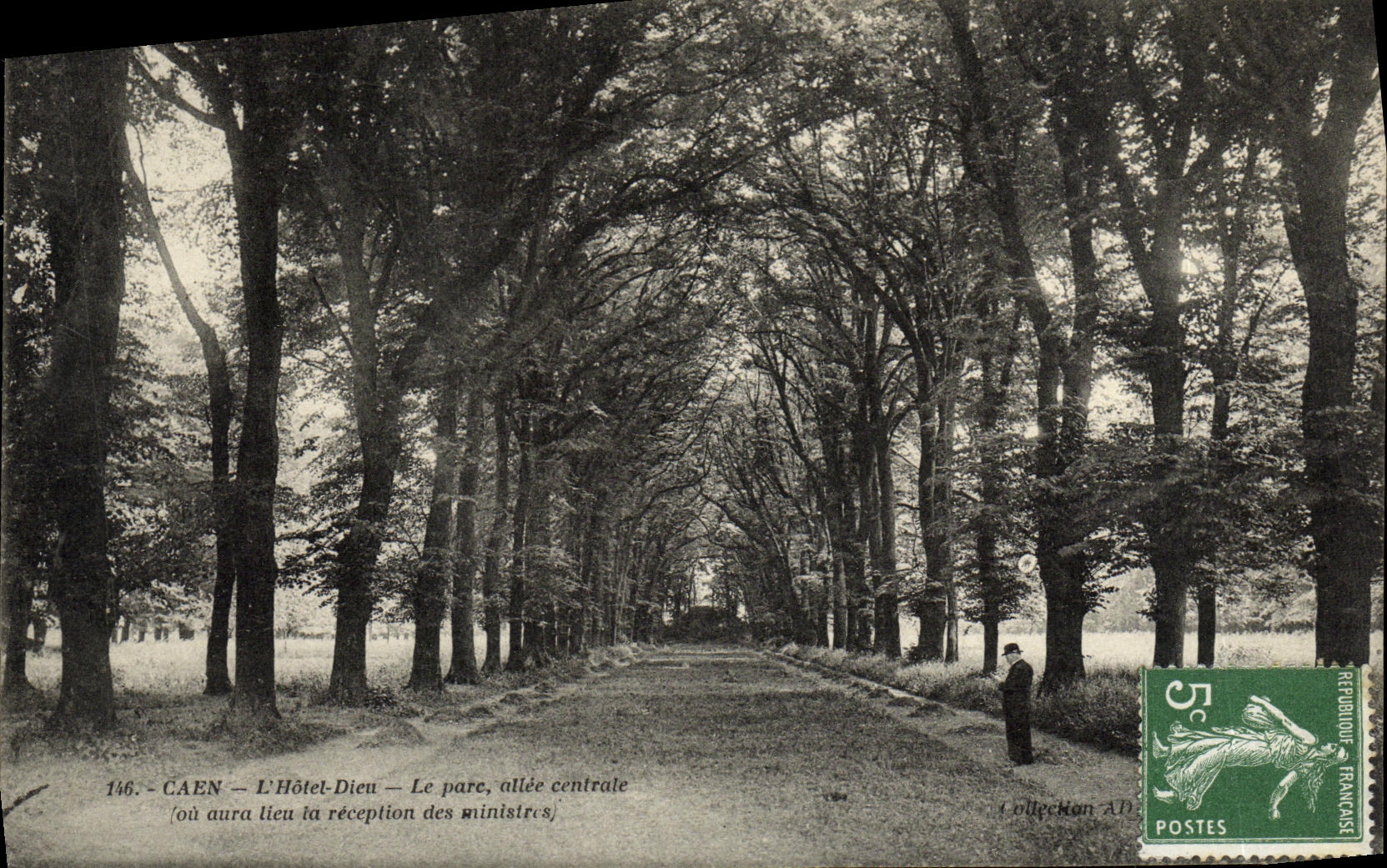CAEN — L'Hôtel-Dieu — Le parc, allée centrale (où aura lieu la réception des ministres) — Collection AD