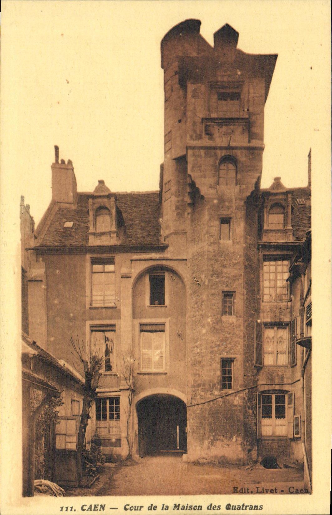 CAEN — Cour de la Maison des Quatrans — Edit. Livet - Caen