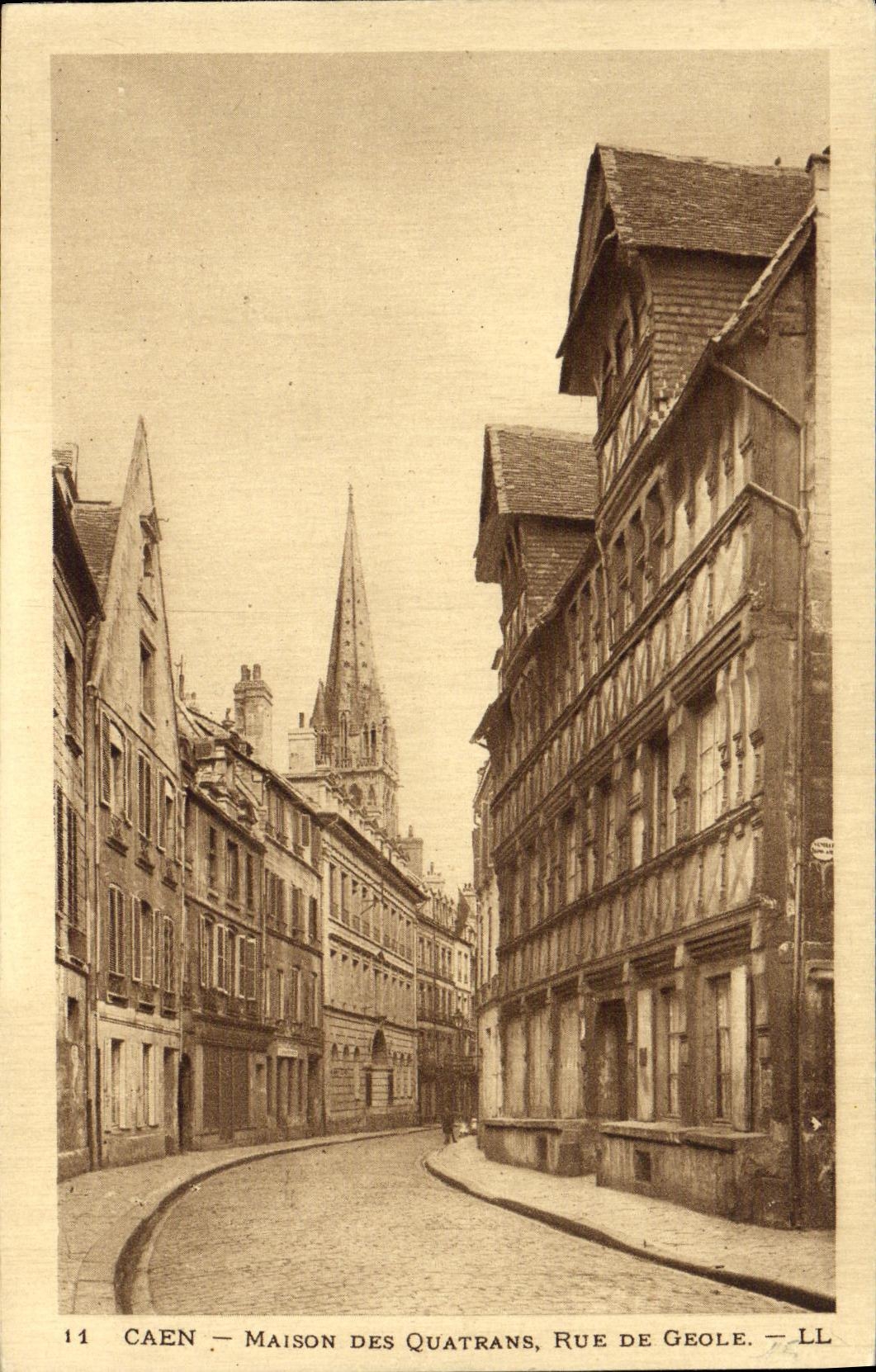 CPA Caen Cour de la Maison des Quatrans Rue de Geole