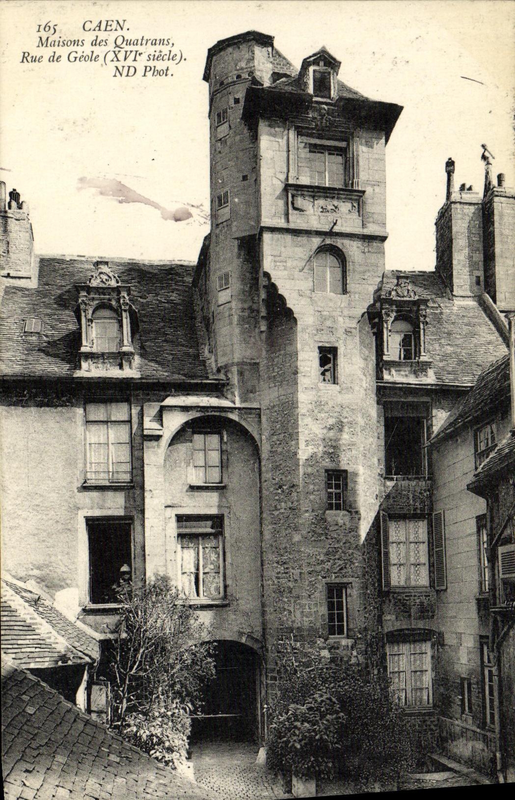 CPA Caen Maisons des Quatrans Rue de Geole