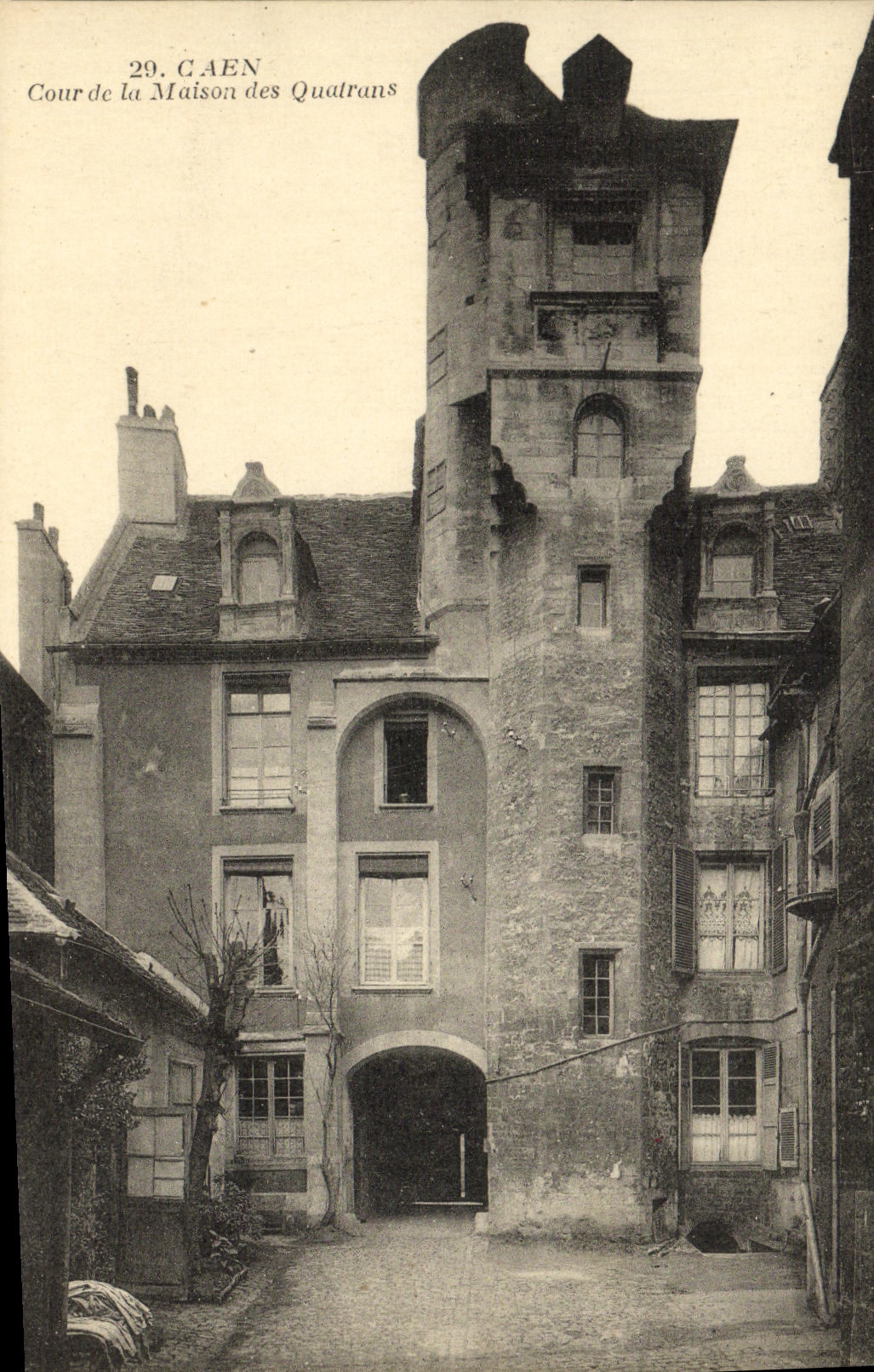 CPA Caen Cour de la maison des Quatrans 