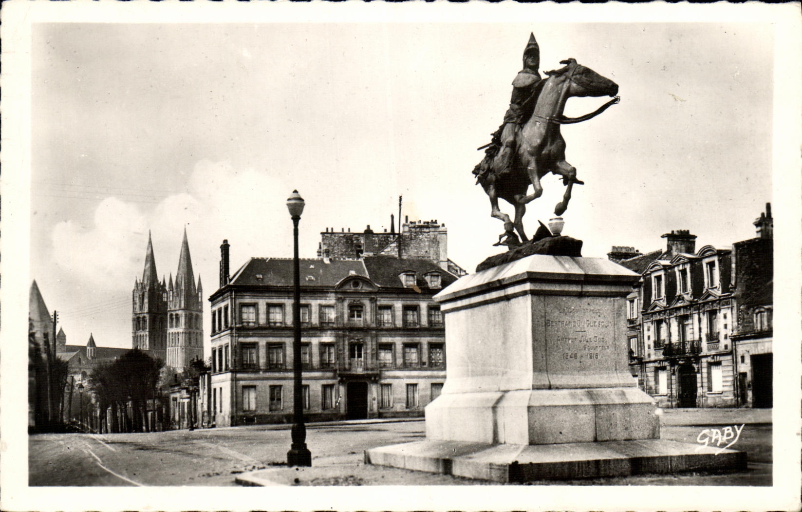 CPSM Caen Statue de Duguesclin et Abbaye aux hommes