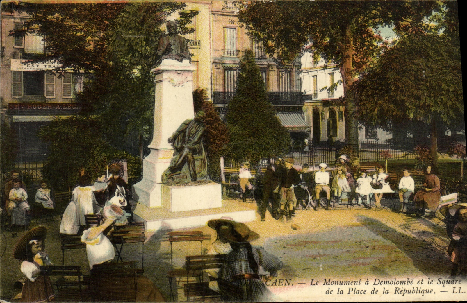 CAEN — Le Monument à Demolombe et le Square de la Place de la République — LL